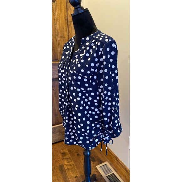 Roz & Ali Blouse Size Medium Navy White Polka Dot Top Ruching Sides Flowy - Picture 6 of 11